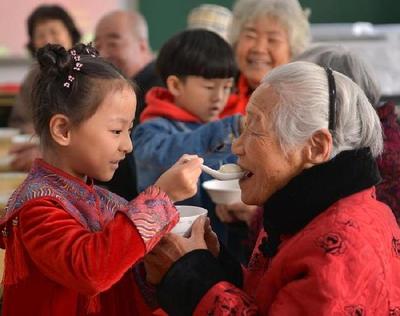 "闹元宵"迎新春 繁光远缀天